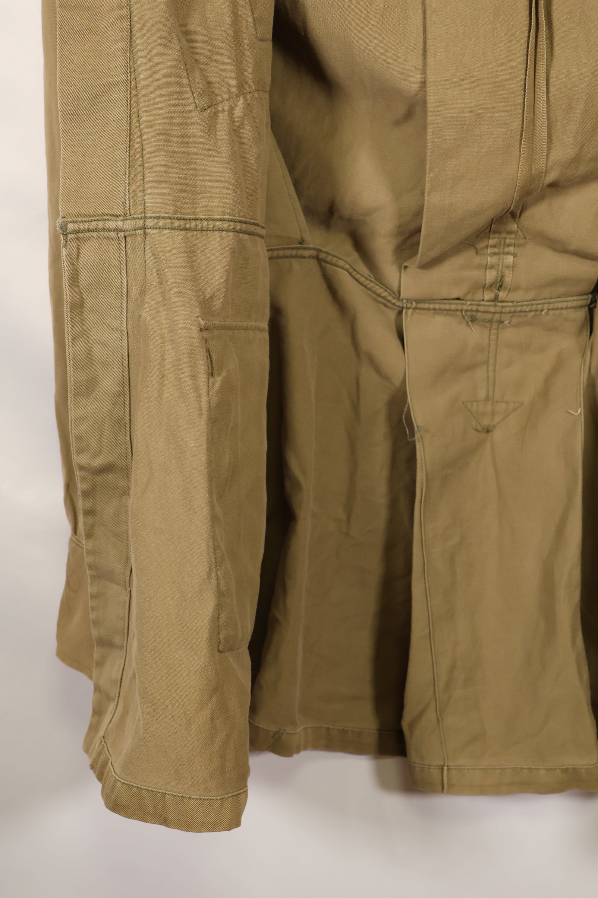 1940s estimated 38 M1942 Airborne jump jacket with button corrosion, good condition, used.