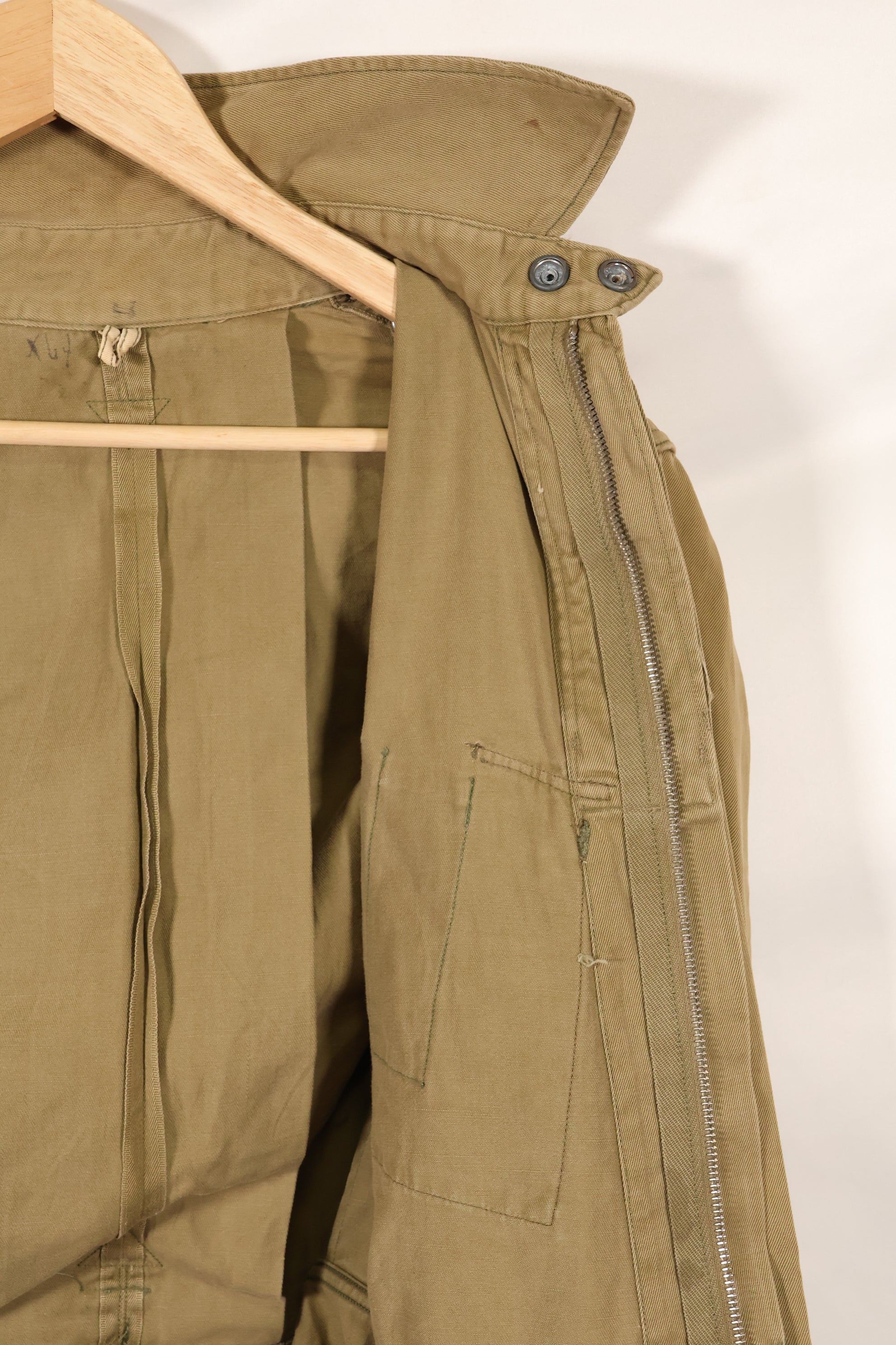 1940s estimated 38 M1942 Airborne jump jacket with button corrosion, good condition, used.