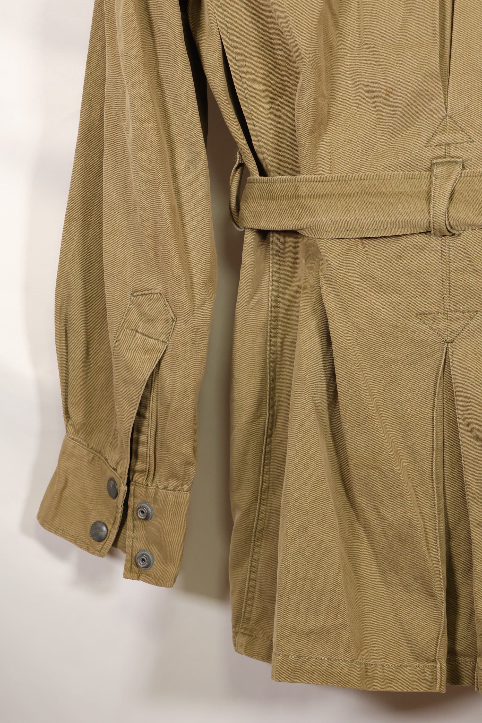 1940s estimated 38 M1942 Airborne jump jacket with button corrosion, good condition, used.