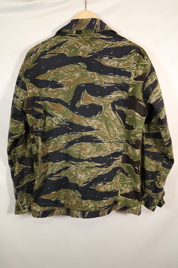 1960 年代半日式银色虎纹衬衫，亚洲式剪裁，面料尺寸单独修改，已使用。