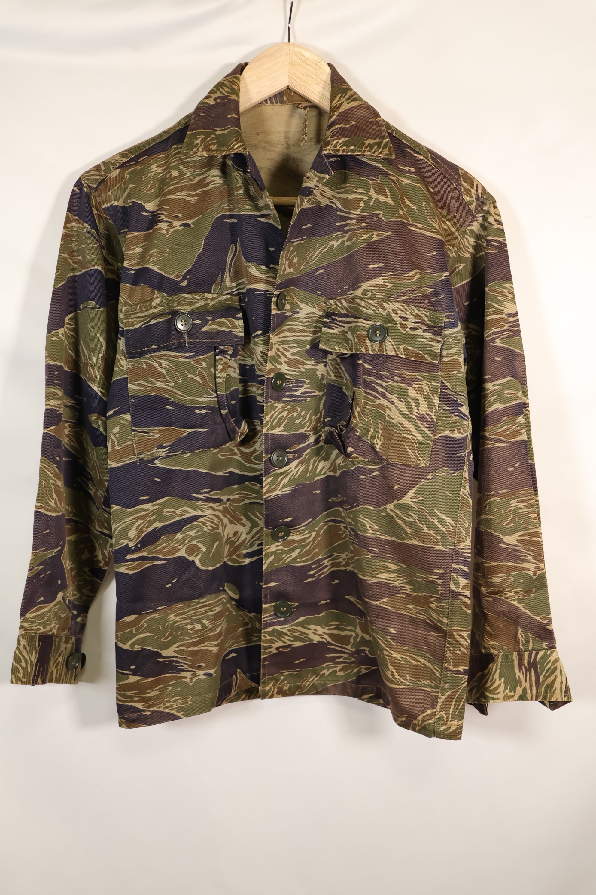 1960 年代半日式银色虎纹衬衫，亚洲式剪裁，褪色不多，二手货。