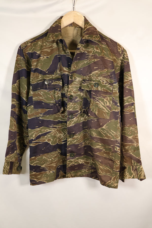 1960 年代半日式银色虎纹衬衫，亚洲式剪裁，褪色不多，二手货。