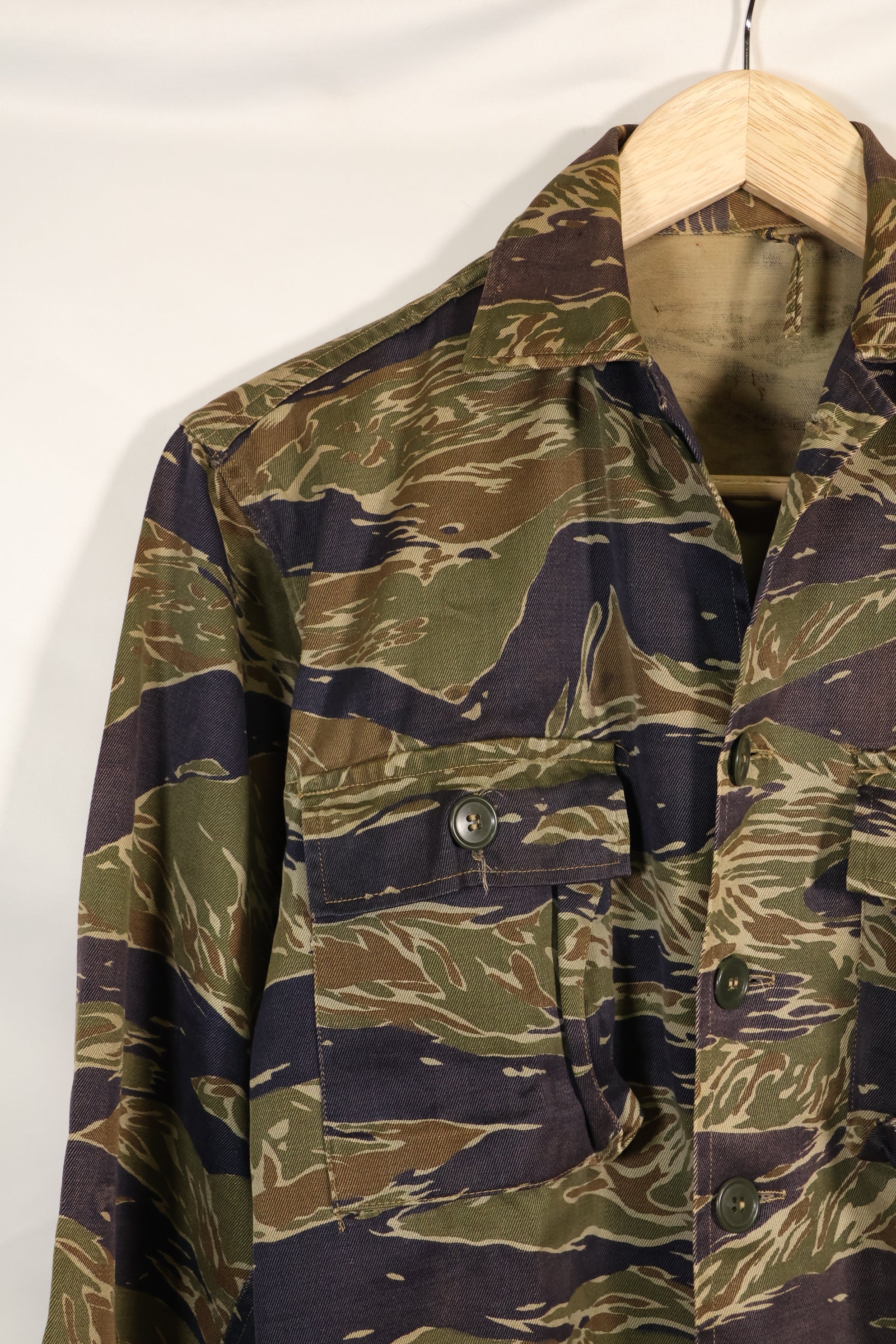 1960 年代半日式银色虎纹衬衫，亚洲式剪裁，褪色不多，二手货。