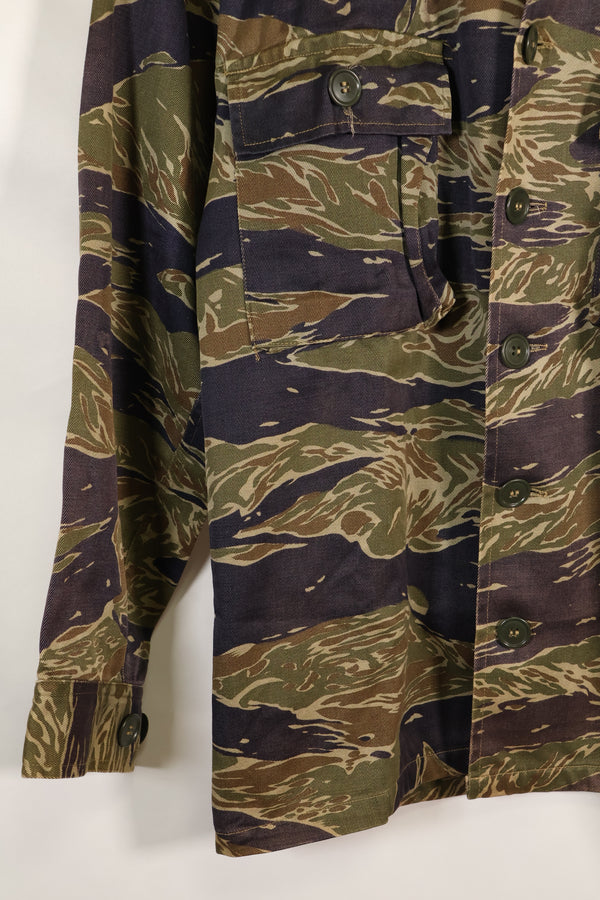 1960 年代半日式银色虎纹衬衫，亚洲式剪裁，褪色不多，二手货。