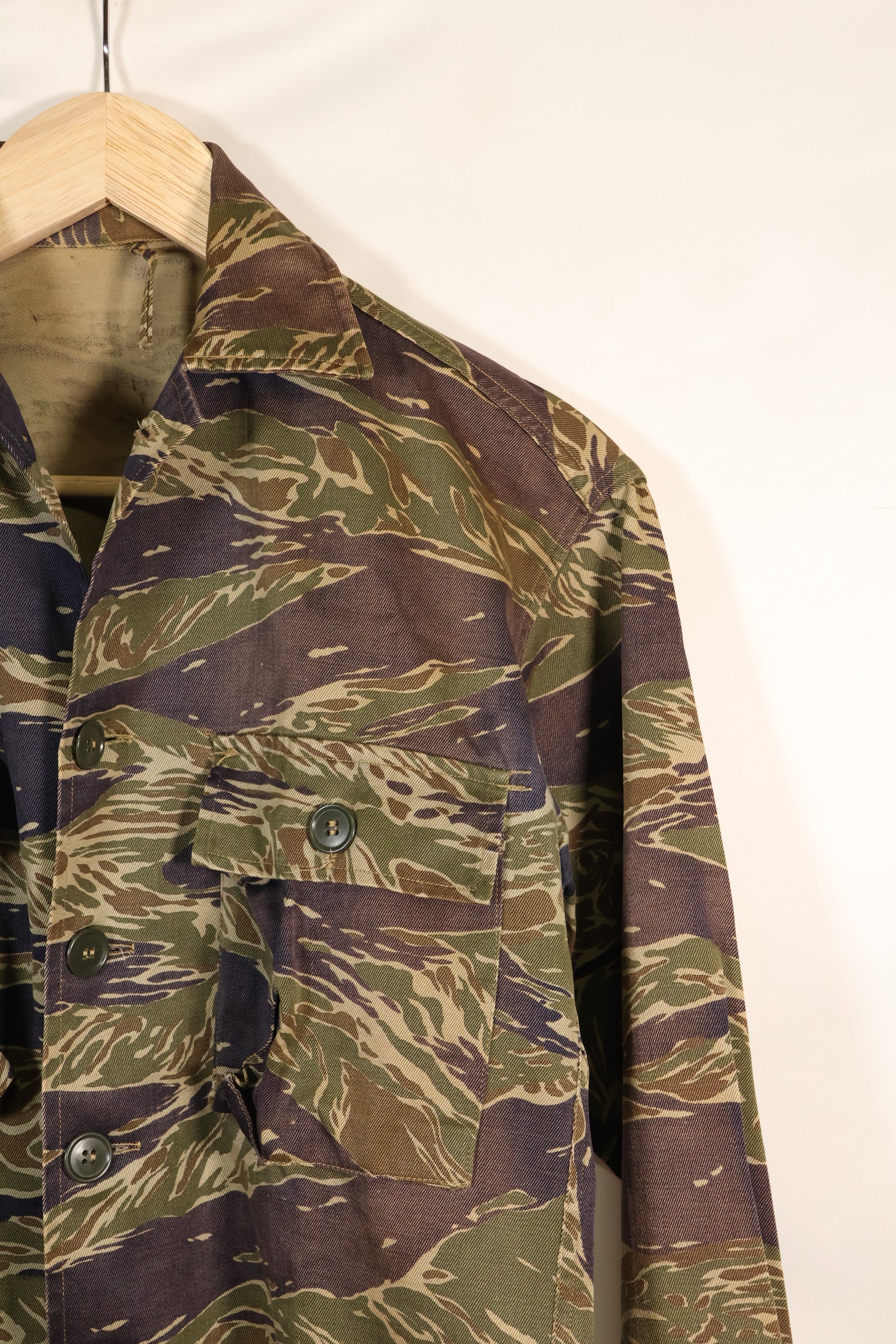 1960 年代半日式银色虎纹衬衫，亚洲式剪裁，褪色不多，二手货。