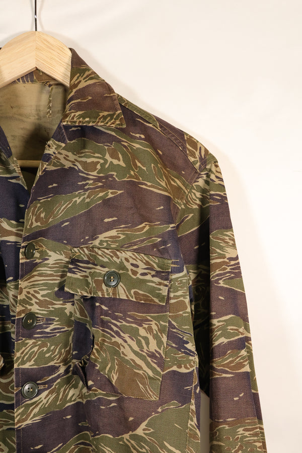 1960 年代半日式银色虎纹衬衫，亚洲式剪裁，褪色不多，二手货。