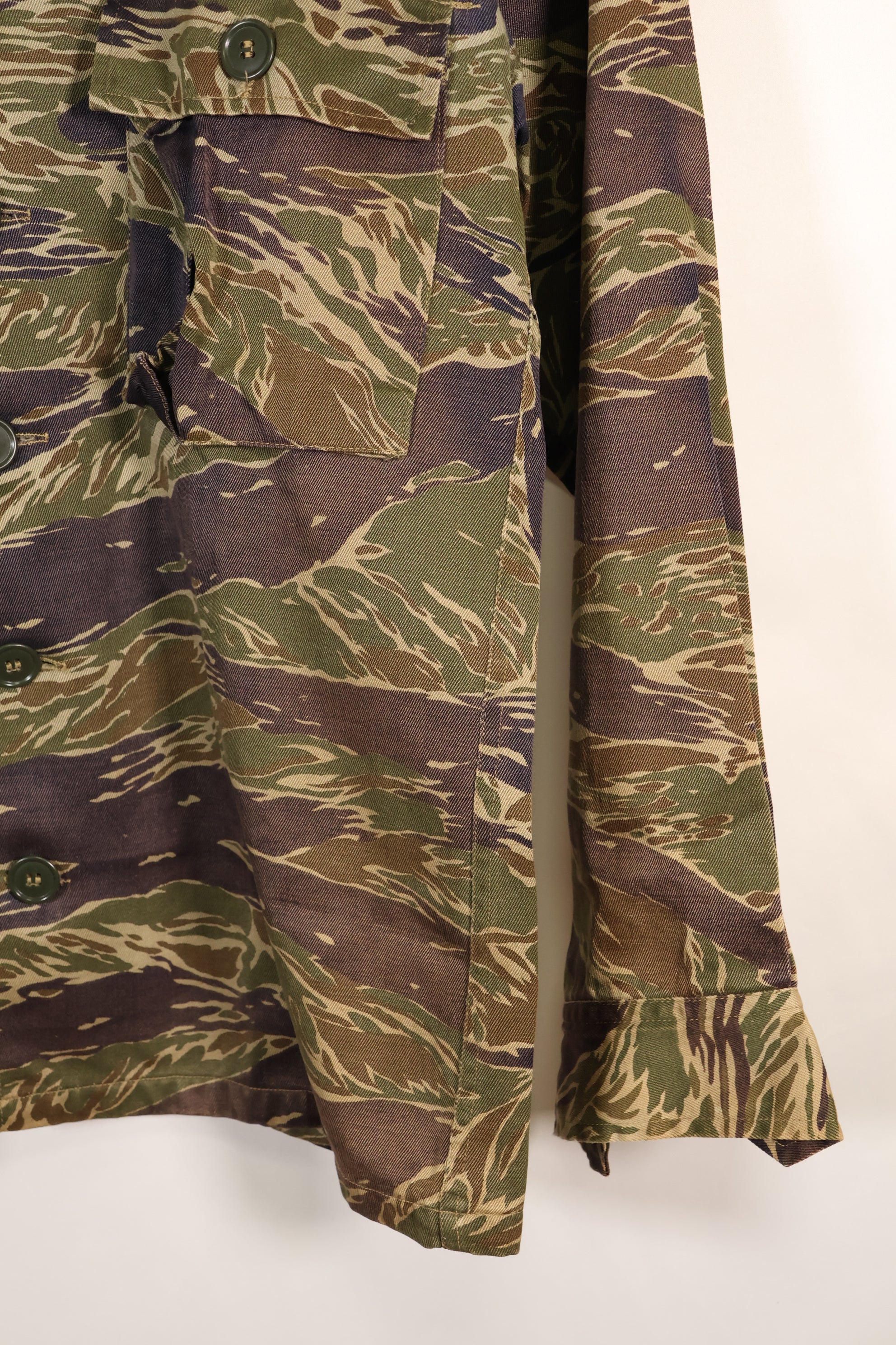 1960 年代半日式银色虎纹衬衫，亚洲式剪裁，褪色不多，二手货。