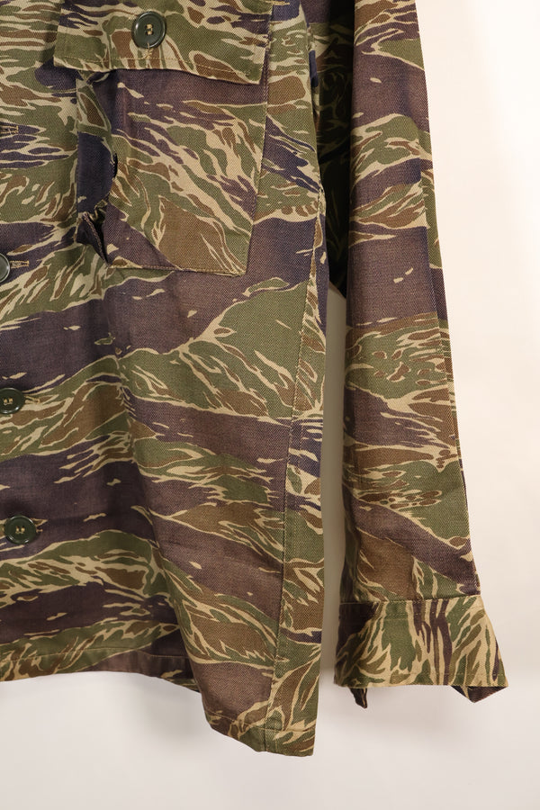 1960 年代半日式银色虎纹衬衫，亚洲式剪裁，褪色不多，二手货。