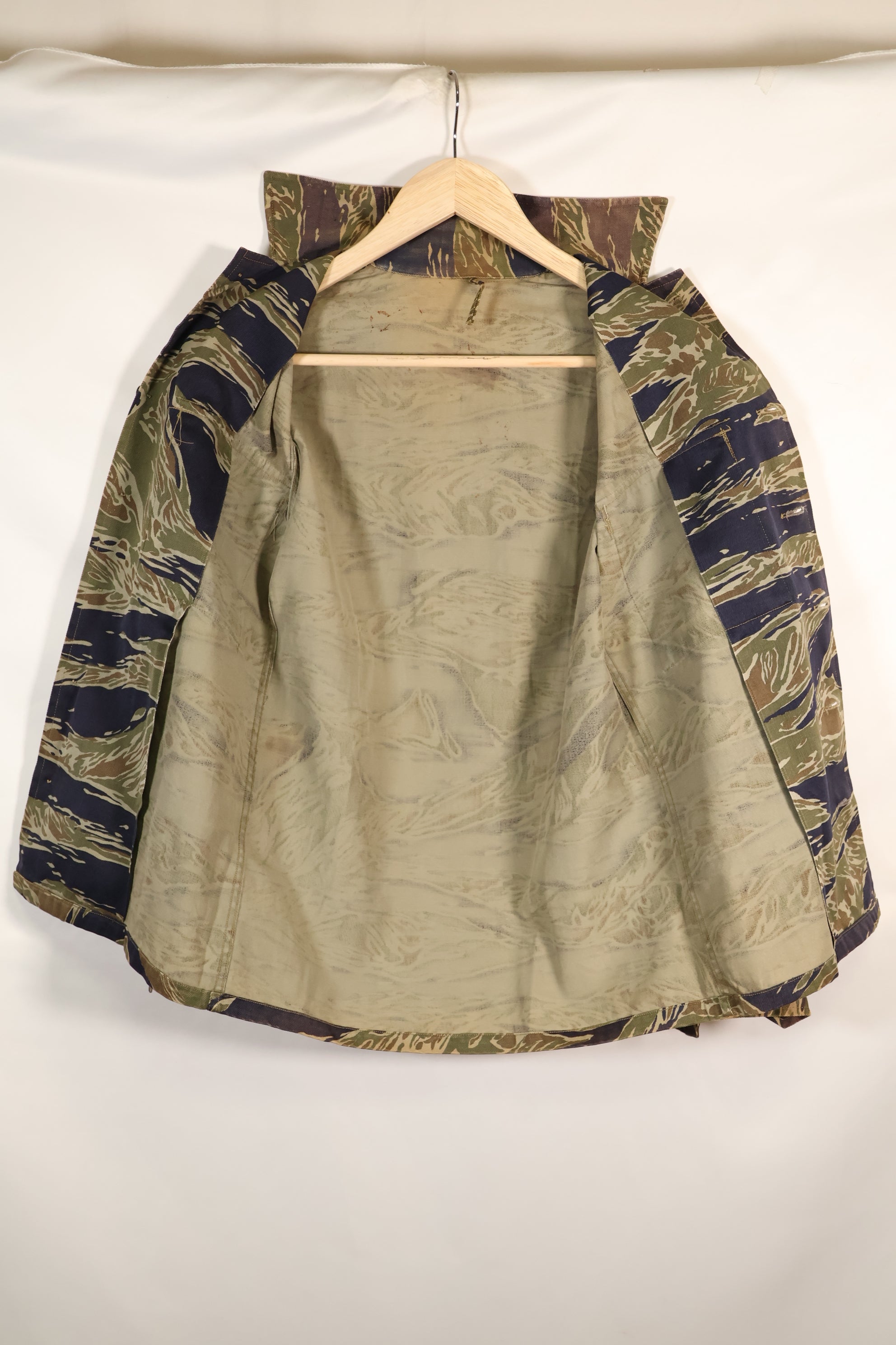 1960 年代半日式银色虎纹衬衫，亚洲式剪裁，褪色不多，二手货。