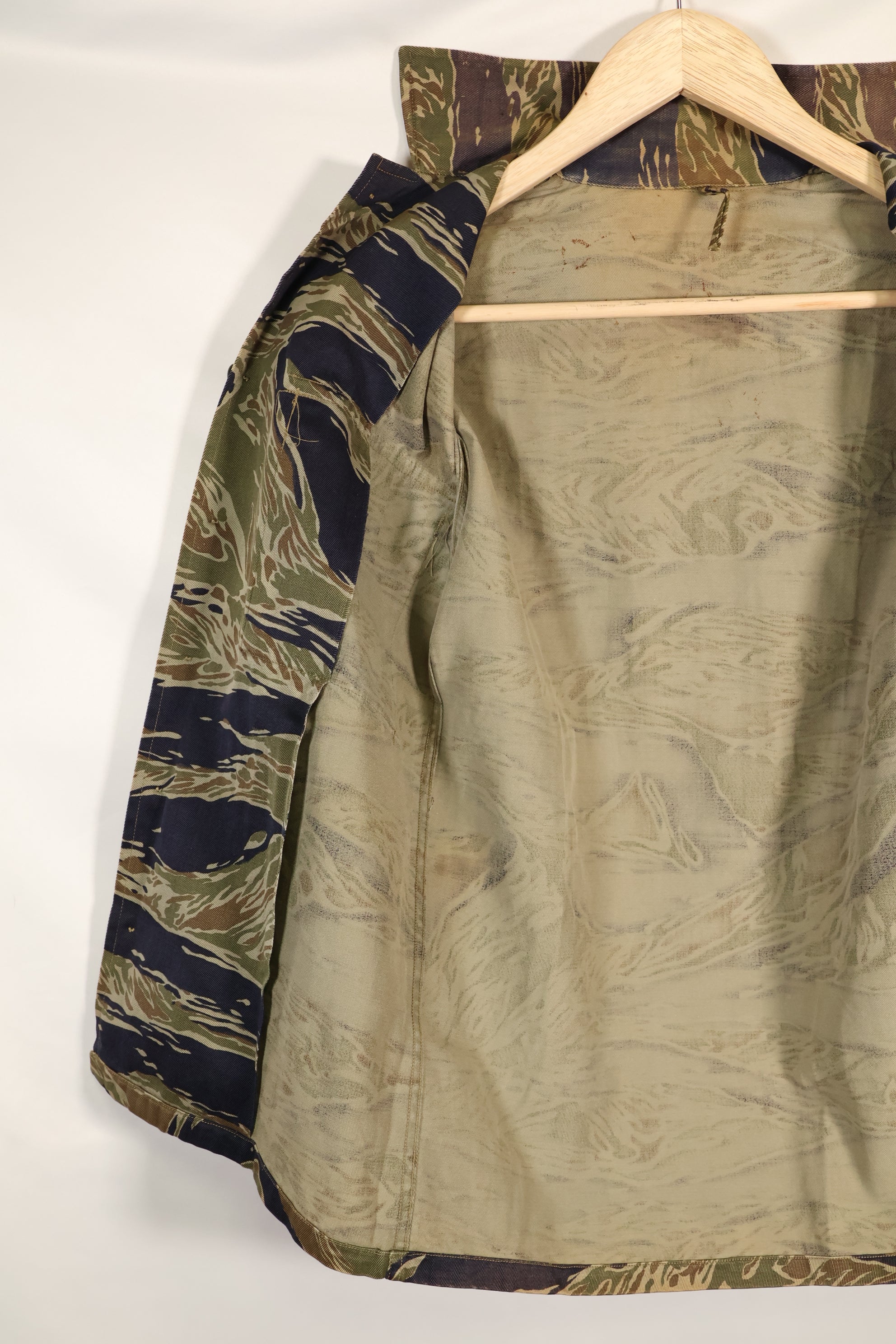 1960 年代半日式银色虎纹衬衫，亚洲式剪裁，褪色不多，二手货。