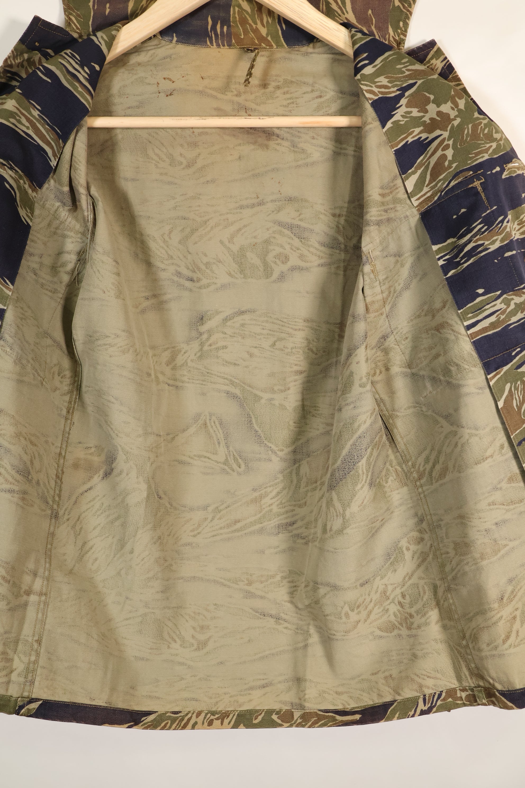 1960 年代半日式银色虎纹衬衫，亚洲式剪裁，褪色不多，二手货。