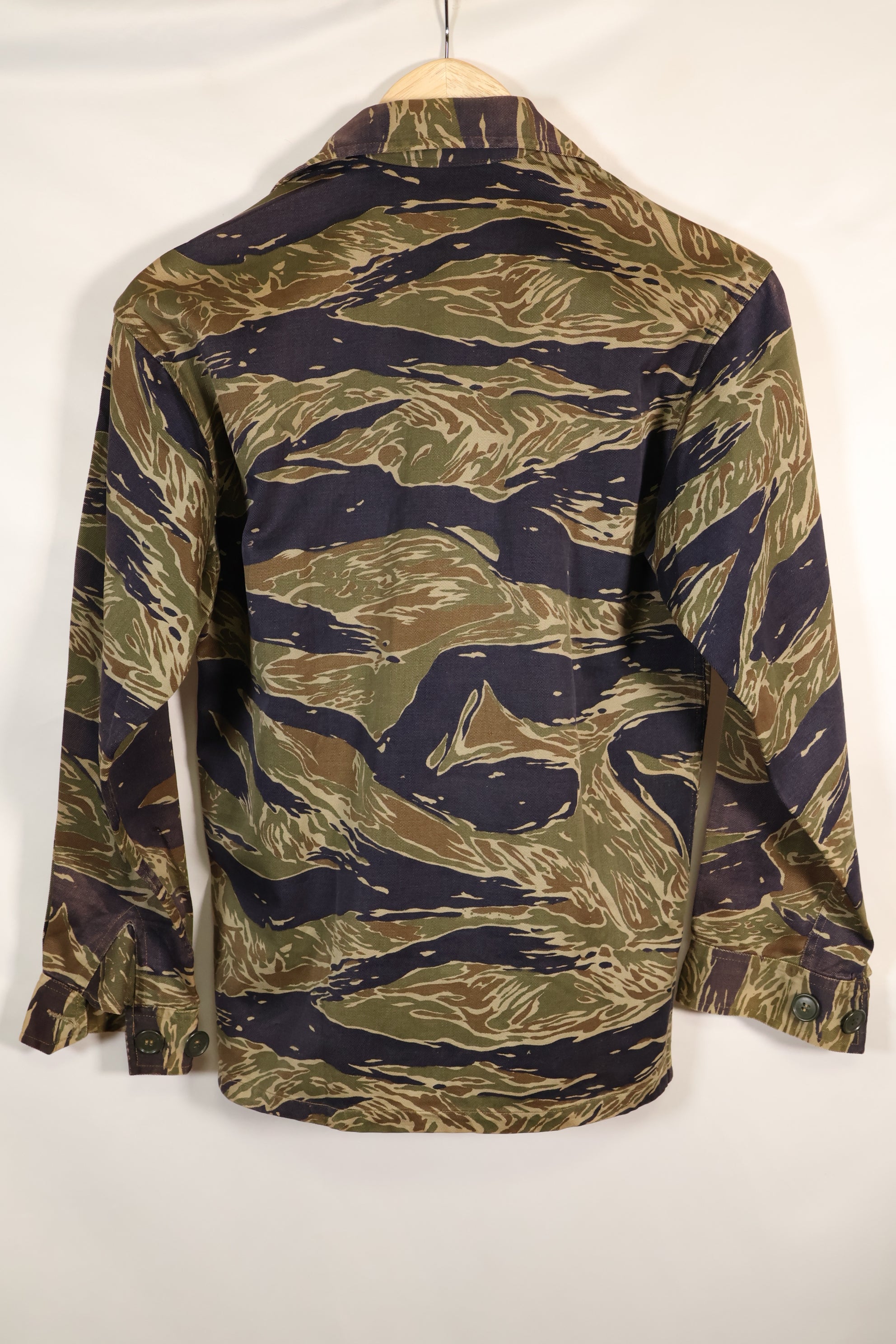 1960 年代半日式银色虎纹衬衫，亚洲式剪裁，褪色不多，二手货。