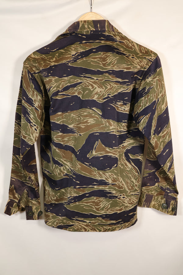 1960 年代半日式银色虎纹衬衫，亚洲式剪裁，褪色不多，二手货。