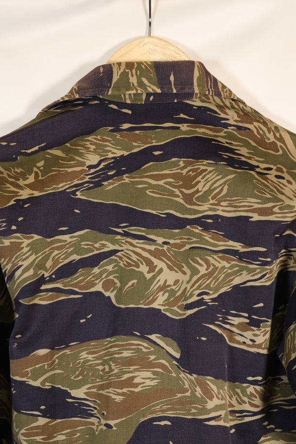 1960 年代半日式银色虎纹衬衫，亚洲式剪裁，褪色不多，二手货。