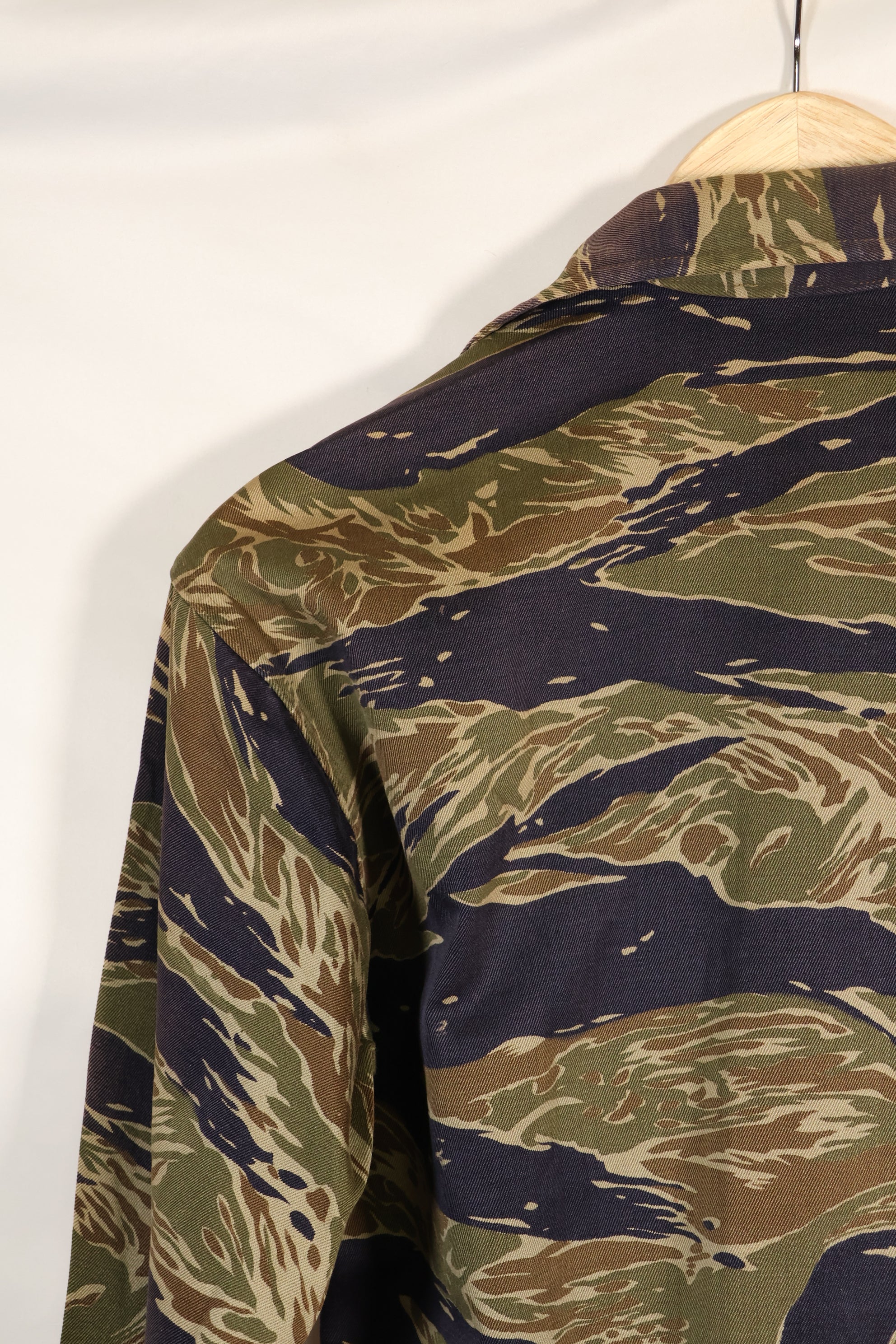 1960 年代半日式银色虎纹衬衫，亚洲式剪裁，褪色不多，二手货。