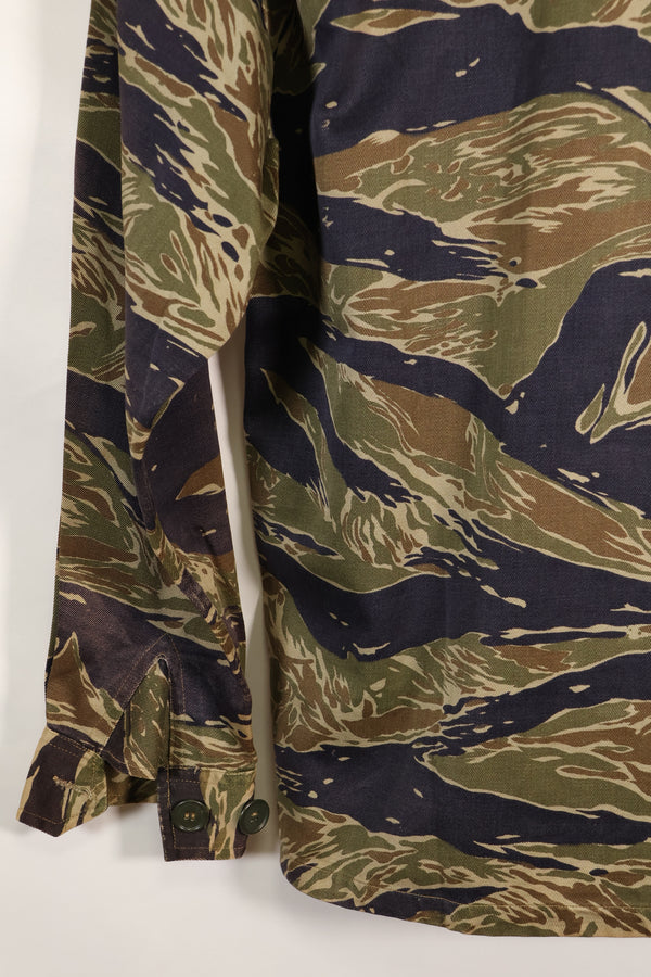 1960 年代半日式银色虎纹衬衫，亚洲式剪裁，褪色不多，二手货。