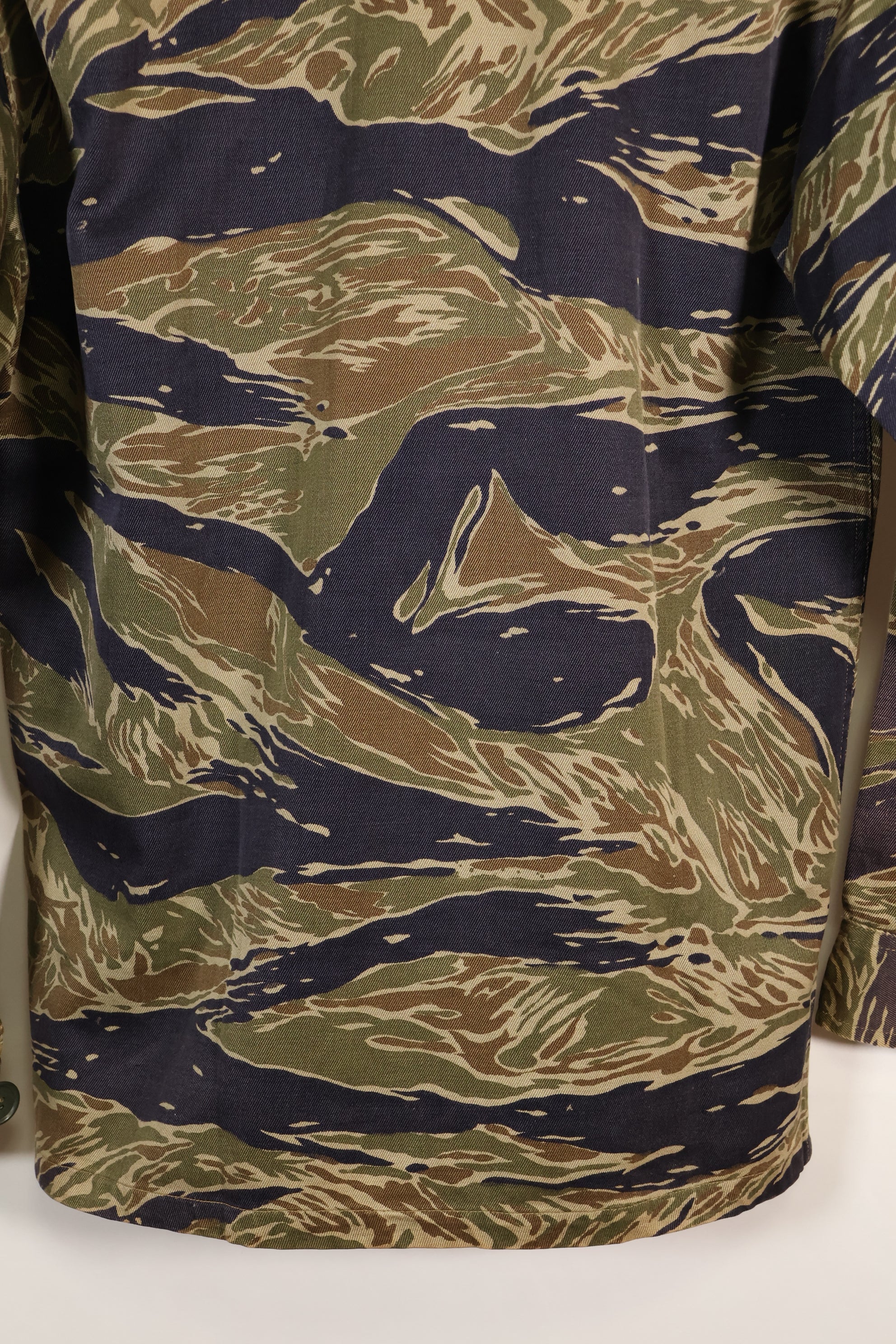 1960 年代半日式银色虎纹衬衫，亚洲式剪裁，褪色不多，二手货。