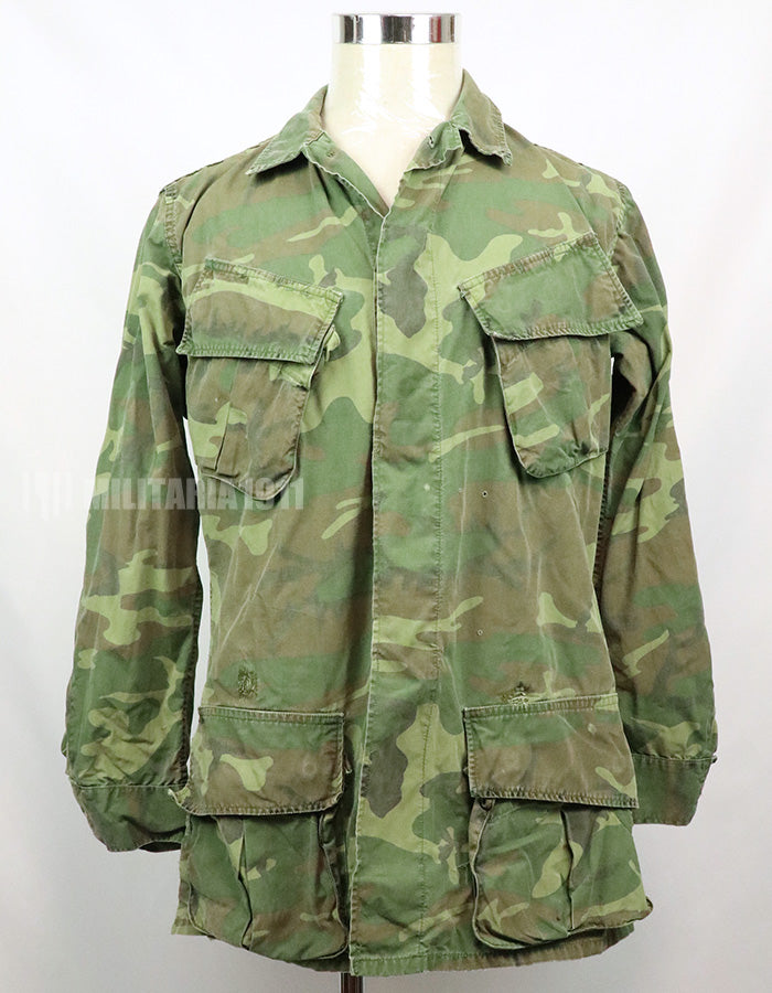 Original non ripstop fabric ERDL jungle fatigues jacket, faded, scratches.